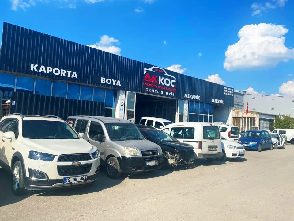 AKKOÇ Oto Servis binasının dıştan görünüşü: kaporta, boya, mekanik ve elektrik tabelalı dış cephe